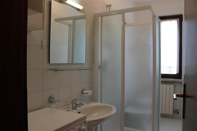 Badezimmer mit Dusche und Waschmaschine
