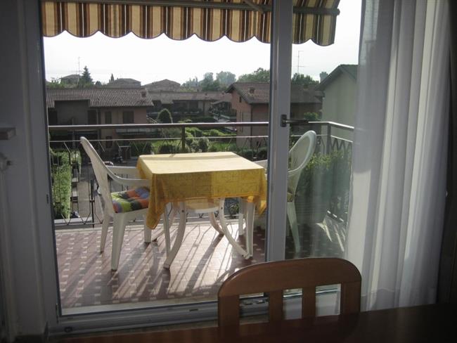 Wohnküche mit Zugang zum Balkon