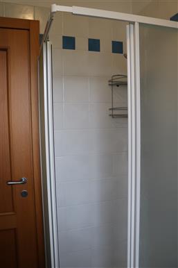 Badezimmer mit Dusche und Waschmaschine