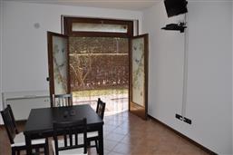Wohnküche mit Zugang zum Balkon