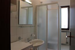 Badezimmer mit Dusche und Waschmaschine