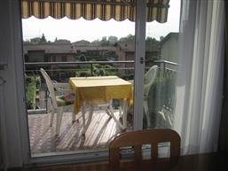 Wohnküche mit Zugang zum Balkon